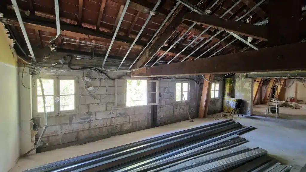 Renforcement d&rsquo;une charpente et création d&rsquo;ouvertures porteuses pour l&rsquo;aménagement de bureaux à Avignon (84) — photo 2