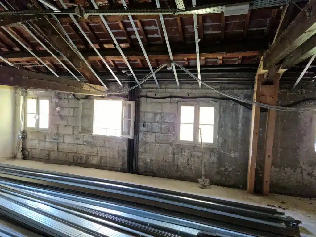 Renforcement d&rsquo;une charpente et création d&rsquo;ouvertures porteuses pour l&rsquo;aménagement de bureaux à Avignon (84) — photo 3