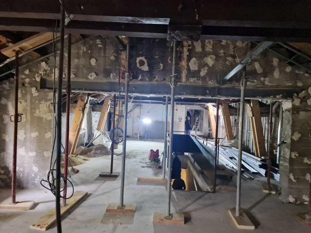 Renforcement d&rsquo;une charpente et création d&rsquo;ouvertures porteuses pour l&rsquo;aménagement de bureaux à Avignon (84)